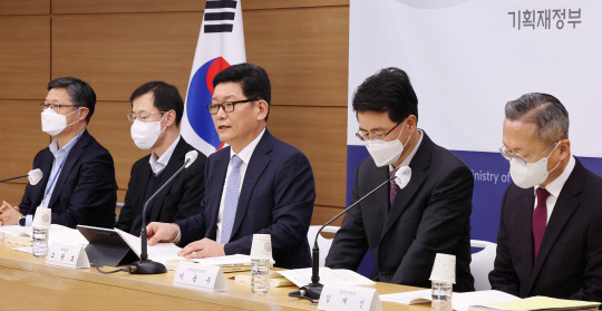 고광효 기획재정부 세제실장이 지난 16일 세종시 정부세종청사에서 22년 세법개정 후속 시행령 개정안 주요 내용을 설명하고 있다. 왼쪽부터 조만희 재산소비세정책관, 정정훈 조세총괄정책관, 고광효 세제실장, 이용주 소득법인세정책관, 김재신 관세정책관.  <연합뉴스>